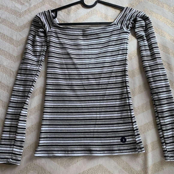 🛍3/$25 HOLLISTER 
Off the Shoulder Top - Picture 3 of 4